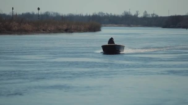 Швидкісний моторний човен їде по річці. чоловічий водій — стокове відео