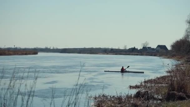 Sportowiec zamienia się w kajak na rzece — Wideo stockowe