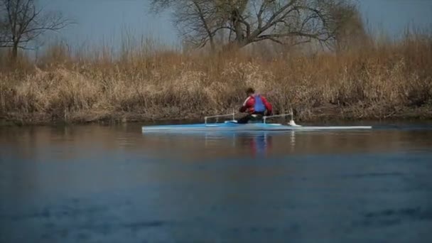 Tracking shot of Disabled sportsman rowing on the river in a canoe. Remo, piragüismo, remo. Entrenamiento. Kayak. deporte paraolímpico. canoa para personas con discapacidad . — Vídeo de stock