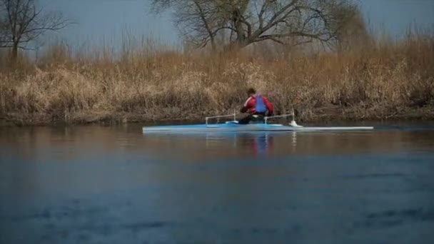 Відстеження пострілу спортсмена з обмеженими можливостями, який веслує на річці в каное. Веслування, катання на каное, веслування. Навчання. Каякинг. Паралімпійський спорт. каное для інвалідів . — стокове відео