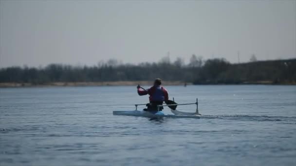 Vue générale du sportif handicapé ramant sur la rivière en canot. Aviron, canoë, pagaie. Entraînement. Kayak. sport para-olympique. canot pour personnes handicapées . — Video