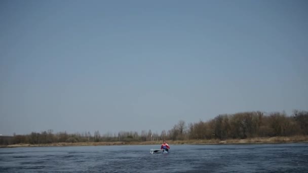 Széles nézőpont sportoló evezés a folyón egy kenu. Evezés, kenuzás, evezés. Képzés. Kajak. paraolympic sport. kenu a fogyatékkal élők számára. — Stock videók