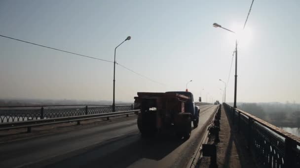 Bobruisk, Wit-Rusland-2 april 2019: auto's gaan over de brug. Ochtend en mist. Grote truck rijden op de weg — Stockvideo