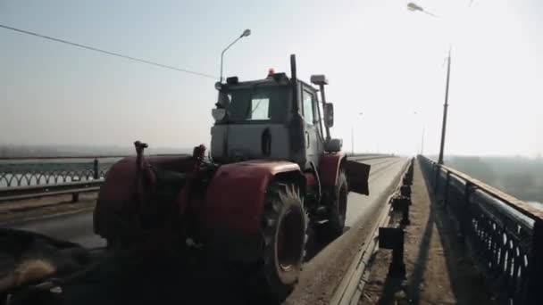 Bobruisk, Biélorussie - 2 avril 2019 : les voitures franchissent le pont. Matin et brouillard. Grand camion conduisant sur la route — Video