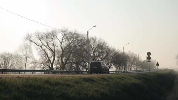 Автомобілі йдуть по мосту. Ранок та туман. — стокове відео
