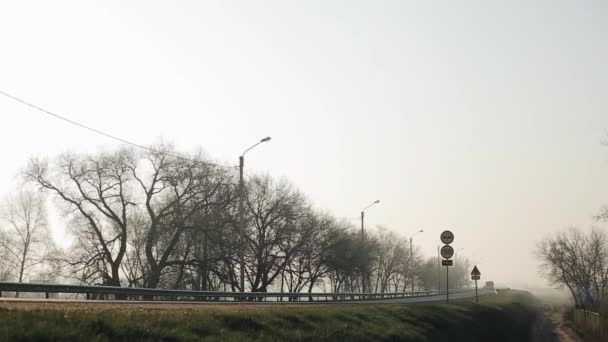 Samochody przejść przez most. Poranek i mgła. — Wideo stockowe