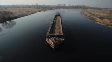 Nehir üzerinde kum taşıma hareketleri için uzun mavna. Üst görünüm. Yukarıdan. Açık.