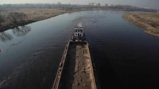 Longue barge pour le transport de sable se déplace sur la rivière. Vue de dessus. D'en haut. Extérieur . — Video