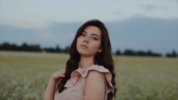 Mooi meisje neemt haar haar op zonsondergang achtergrond. Tiener meisje poseren op de natuur. Mooi buiten model. — Stockvideo