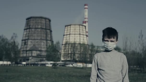 Young Wearing Pollution Mask s'agrippe la tête et regrette. Guy restant contre les cheminées d'usine . — Video