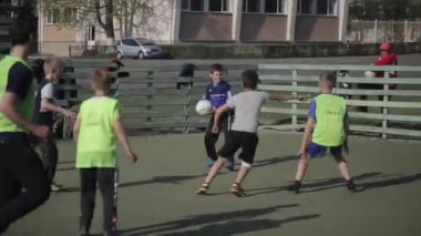 Bobruisk, Beyaz Rusya - 15 Haziran 2019: eğitim çocuk futbol takımı. Genç futbol takımı maçtan önce ısınıyor. Futbol koçu çocukları eğitir.