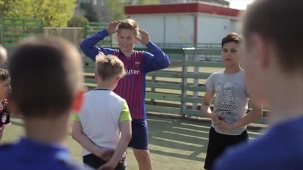 Bobruisk, Λευκορωσία-15 Ιουνίου 2019: νεαρά αγόρια στο ποδόσφαιρο αθλητικά είδη που διαμένουν στην πόλη. Παιδιά παίζουν αθλήματα. Παιδιά έτοιμα για παιχνίδι. Παιδική ομάδα αθλητισμού. — Αρχείο Βίντεο