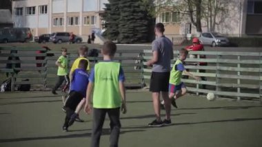 Bobruisk, Beyaz Rusya - 15 Haziran 2019: eğitim çocuk futbol takımı. Genç futbol takımı maçtan önce ısınıyor. Futbol koçu çocukları eğitir.