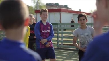 Bobruisk, Beyaz Rusya - 15 Haziran 2019: Soccer Sportswear'da Genç Erkekler toghrther kalıyor. Çocuklar spor oynar. Çocuklar Oyun Oynamaya Hazır. Çocuk Takım Spor.
