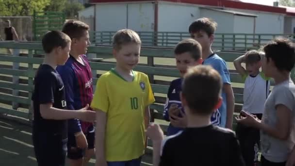 Bobruisk, Bielorrusia - 15 de junio de 2019: Young Boys in Soccer Sportswear staying toghrther. Los niños juegan deportes. Niños listos para jugar juego. Niños Equipo Deporte . — Vídeos de Stock