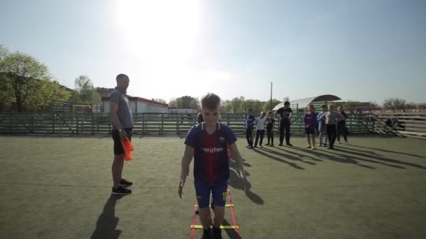 Bobruisk, Beyaz Rusya - 15 Haziran 2019: Genç futbol takımı maçtan önce ısınıyor. Egzersiz yapan çocuklar Futbol koçu çocukları eğitir. — Stok video