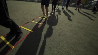 Bobruisk, Beyaz Rusya - 15 Haziran 2019: Genç futbol takımı maçtan önce ısınıyor. Egzersiz yapan çocuklar Futbol koçu çocukları eğitir.