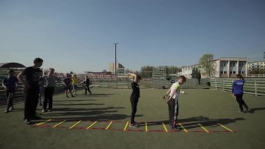 Bobruisk, Beyaz Rusya - 15 Haziran 2019: Genç futbol takımı maçtan önce ısınıyor. Egzersiz yapan çocuklar Futbol koçu çocukları eğitir.