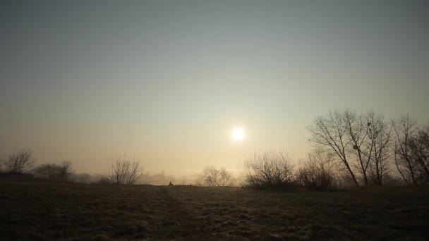 Silhouette eines Mannes, der in der Sonne läuft. Sonnenaufgang oder Sonnenuntergang im Hintergrund. — Stockvideo