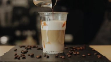 Tatlı kahve içen bir erkek baristanın yakın çekim