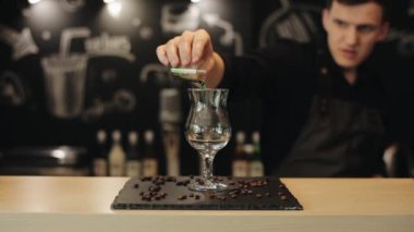 Mojito hazırlayan erkek baristanın yakın çekim