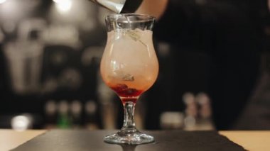 Çilek mojito yapma erkek barmen el yakın çekim