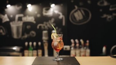 Bir bardak mojito kokteyl tutan gülümseyen genç bir kız