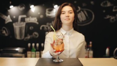 Genç bir güzel kadın kapalı çilek mojito zevk