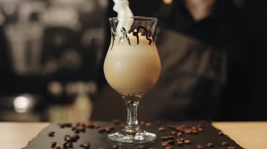 Krem şanti ve karamel şurubu ile bir kahve içeceği dekorasyon. Bulanık arka plan