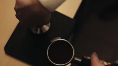 Dişi barista kurcalayan ile kahve portafilter kahve presleme. Close