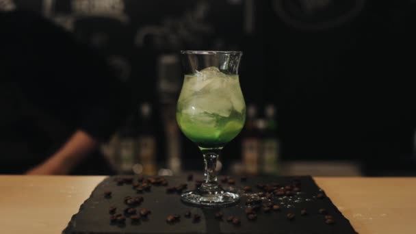 Крупный план свежего мохито на барной стойке с кофейными зёрнами — стоковое видео