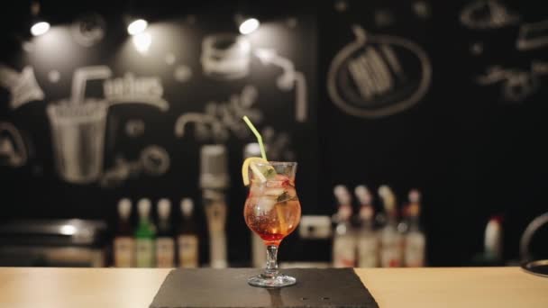 Una joven sonriente sosteniendo un vaso de cóctel mojito — Vídeos de Stock