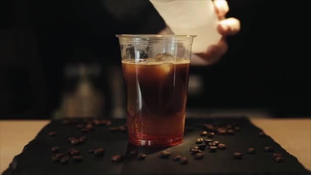 Barista aggiungere acqua a una bevanda fredda caffè. Un primo piano — Video Stock
