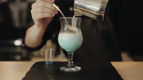 Close-up de barista mãos fazendo uma bebida de leite — Vídeo de Stock