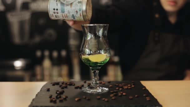Erkek barista el yeşil şurup, kireç ve nane ile bir bardak içine şeker tozu ekleyerek mojito yapar — Stok video