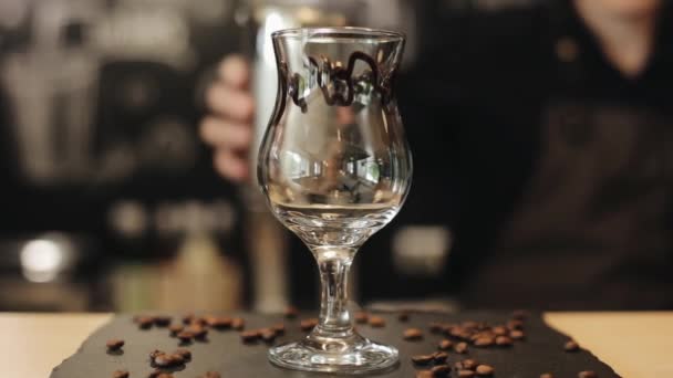 Mannelijke barman hand gieten van een koffie drankje in een tulp glas — Stockvideo