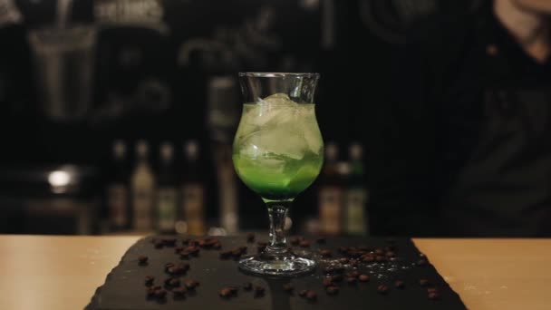 Коктейль Мохито в тюльпановом бокале на барной стойке — стоковое видео