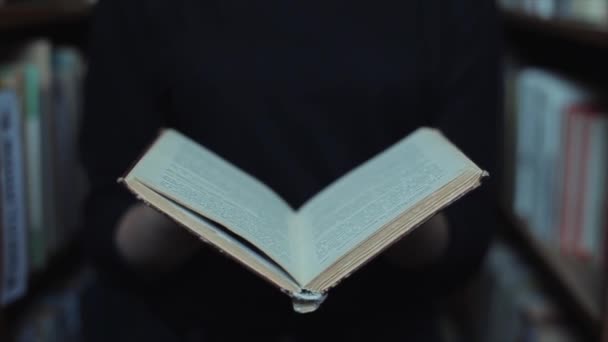 Close up view Meninas estão fechando os livros Biblioteca vintage fundo — Vídeo de Stock