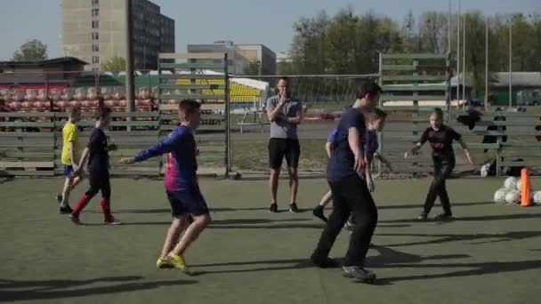 Bobruisk, Biélorussie - 15 juin 2019 : La jeune équipe de football s'échauffe avant le match. Les enfants faisant des exercices entraîneur de football entraîne les enfants . — Video