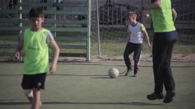 Minsk, Beyaz Rusya - 11 Ocak 2019: Spor sahasında futbol oynayan genç çocuklar