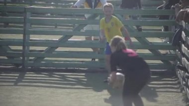 Minsk, Beyaz Rusya - 11 Ocak 2019: Spor sahasında futbol oynayan genç çocuklar