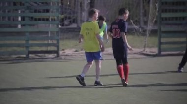 Minsk, Beyaz Rusya - 11 Ocak 2019: Spor sahasında futbol oynayan genç çocuklar