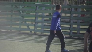 Minsk, Beyaz Rusya - 11 Ocak 2019: Spor sahasında futbol oynayan genç çocuklar