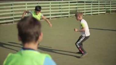 Minsk, Beyaz Rusya - 11 Ocak 2019: Spor sahasında futbol oynayan genç çocuklar