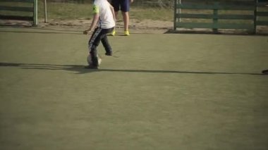Minsk, Beyaz Rusya - 11 Ocak 2019: Spor sahasında futbol oynayan genç çocuklar