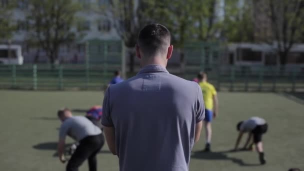 Bobruisk, Belorusszia-15 június 2019: fiatal foci csapat bemelegítés előtt játék. Gyerekek csinál gyakorlatok Football Coach vonatok gyerekek. — Stock videók