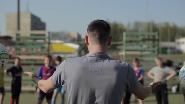 Bobruisk, Bielorussia - 15 giugno 2019: Giovane squadra di calcio che si scalda prima della partita. Bambini che fanno esercizi Allenatore di calcio allena i bambini . — Video Stock