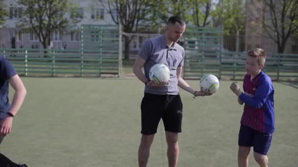 Bobruisk, Wit-Rusland-15 juni 2019: jong voetbalteam opwarmen voorspel. Kinderen doen oefeningen voetbalcoach treinen kinderen. — Stockvideo