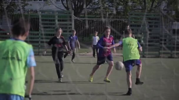 민스크, 벨라루스 - 11 1월 2019: 스포츠 필드에서 축구 경기를하는 어린 소년 — 비디오