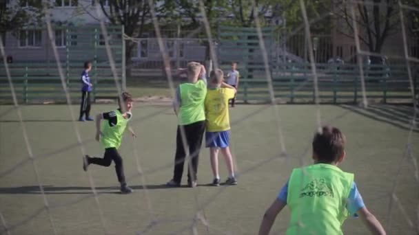 Minsk, Wit-Rusland-11 januari 2019: jonge jongens spelen Football Soccer Game op sportveld — Stockvideo